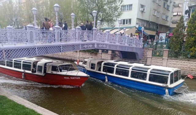 Bayram için gelen Eskişehir’e gelen turistler Porsuk Çayı’nın tadını çıkardı