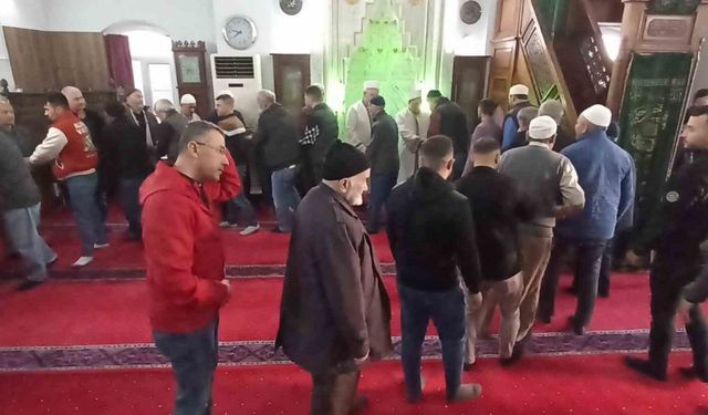 Bayram namazı sonrasında camilerde geleneksel bayramlaşma yapıldı