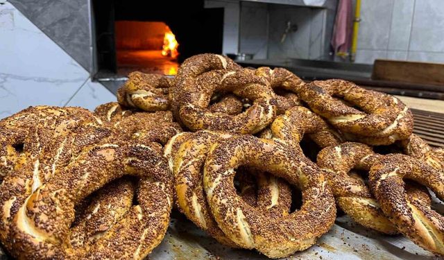 Bayram sabahlarının vazgeçilmezi simit için kuyruklar oluştu