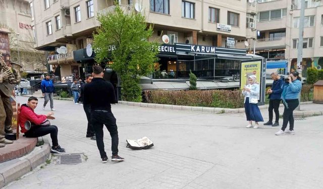 Bayram yoğunluğunu fırsat bilen sokak müzisyenlerinden konserler