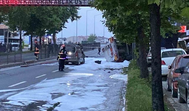 Benzin yüklü tanker kaza yaptı: Patlama riskine karşı D-130 Karayolu trafiğe kapatıldı, evler tahliye edildi