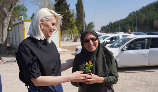 Bilecik Belediye Başkanı Şubaşı, vatandaşlara çiçek hediye etti