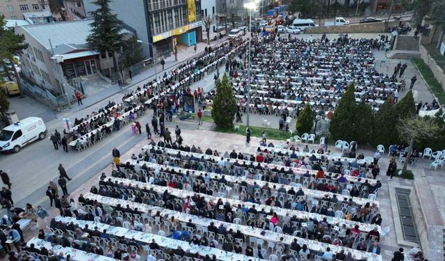 Bilecik’te düzenlenen iftar yemeğine binlerce kişi katıldı