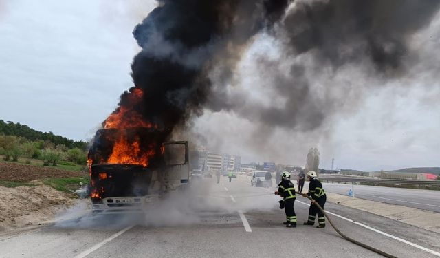 Bilecik’te hafriyat kamyonu yandı