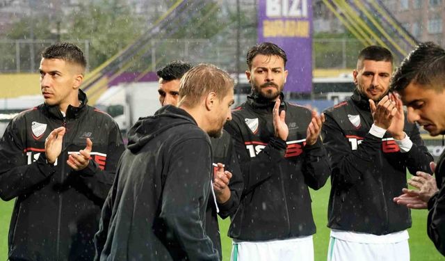 Boluspor, Süper Lig’e çıkmayı garantileyen Eyüpspor’u alkışlarla karşıladı