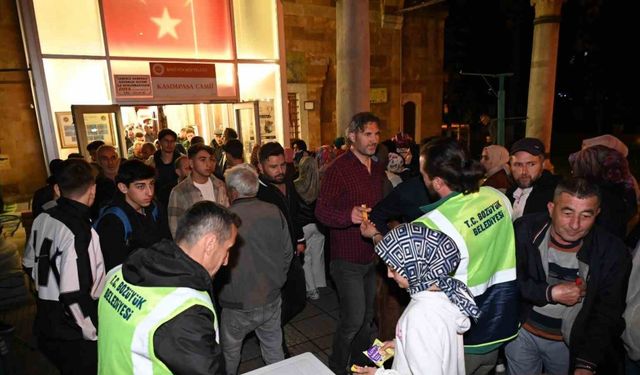 Bozüyük Belediyesi’nden Kadir Gecesi’nde şeker ikramı