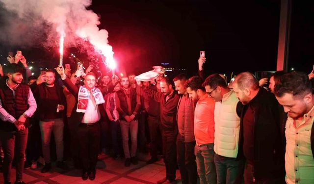 Bu görüntüler miting alanından değil, sahur halayından: Yüzlerce kişi geleneksel sahur halayında buluştu