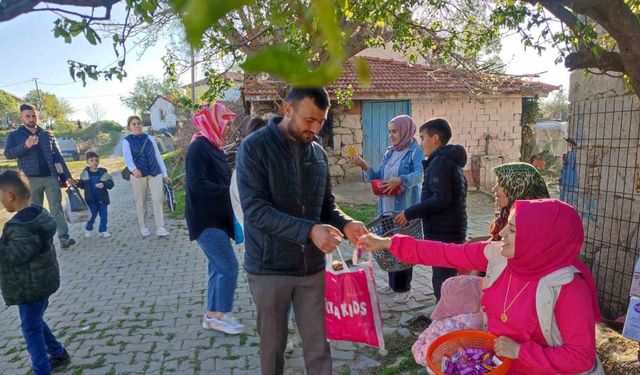 Bu mahallenin genci yaşlısı bayram şekeri topluyor