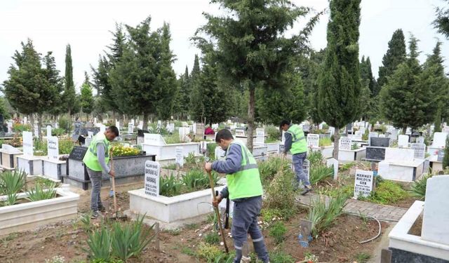 Burhaniye Belediyesi mezarlıkları bayram için hazırladı