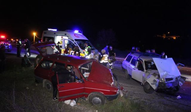 Çanakkale’de iki otomobil kafa kafaya çarpıştı: 8 yaralı