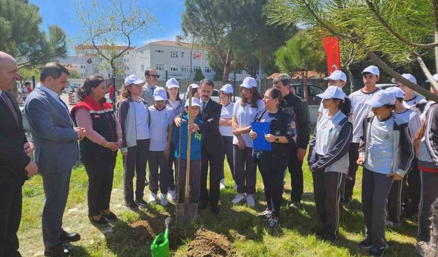 Çanakkale’de, ‘Okuldaki Çiftlik’ projesiyle meyve fidanları toprakla buluştu