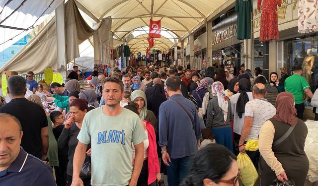 Çarşı ve sokaklarda bayram yoğunluğu