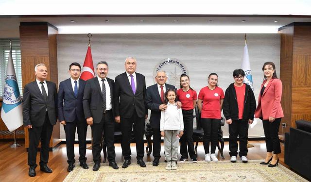 Çocuk başkan büyükşehir koltuğuna oturdu, Çanakkale gezisi talimatı verdi