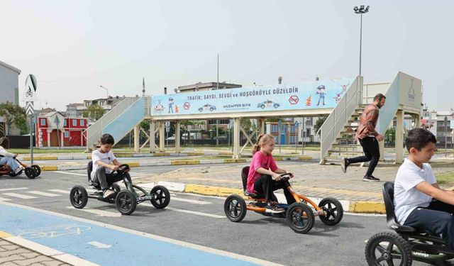 Çocuklar direksiyon başına geçti : Trafik kültürü ve bilinci aşılanıyor