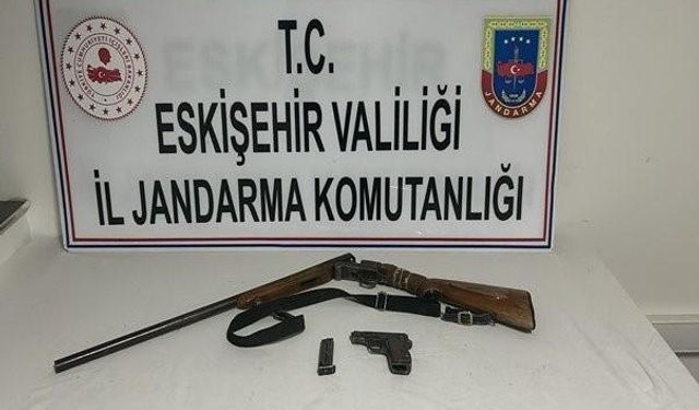 Çok sayıda ruhsatsız silah ve mühimmat ele geçirildi