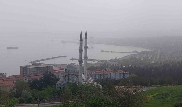 Çöl tozu ülkeyi esir aldı: Şehir gözden kayboldu