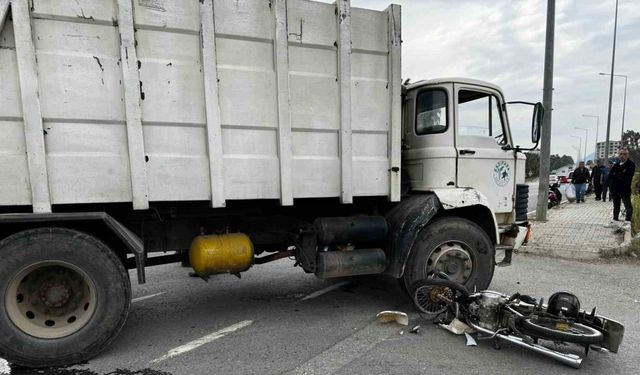 Çöp kamyonu ile motosiklet çarpıştı: 1 ağır yaralı