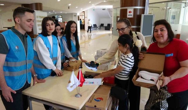 Deprem bölgesindeki köy çocukları için verilen konsere, bilet yerine ayakkabıyla girdiler