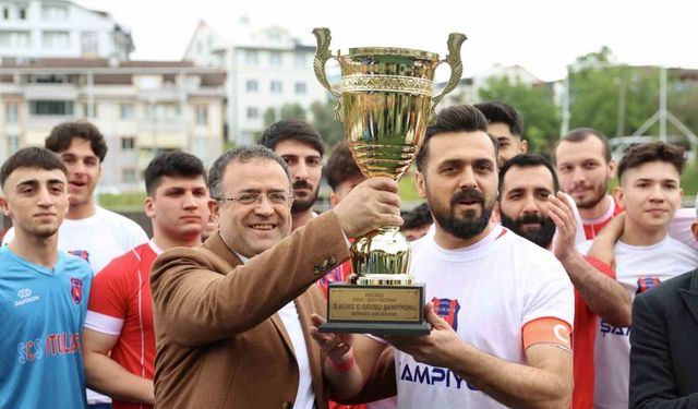 Derince Birlikspor, kupasını Başkan Gökçe’nin elinden aldı