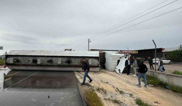 Devrilen tanker yolu trafiğe kapattı