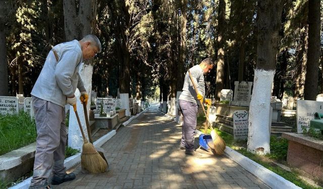 Edremit’te şehitlik ve mezarlıklara bayram bakımı