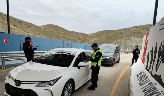 Elazığ’da jandarma 10 günde 17 bin 118 aracı denetledi