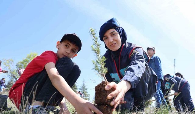 Elazığ’da jandarma ekipleri öğrencilerle birlikte fidan dikti