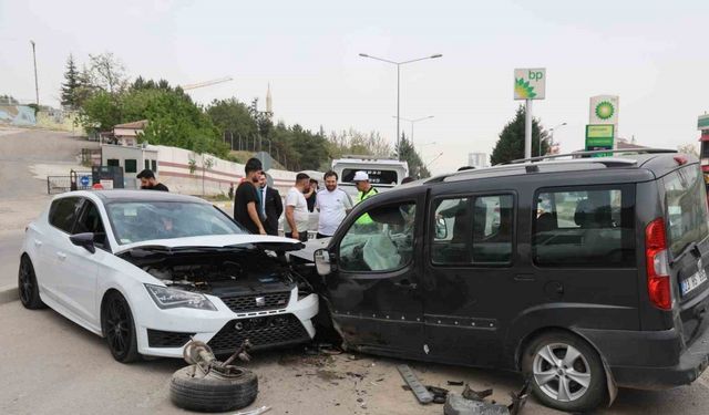 Elazığ’da otomobil ile hafif ticari araç kafa kafaya çarpıştı: 1 yaralı