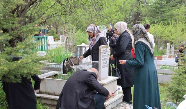 Elazığ’da vatandaşlar mezarlıklara akın etti