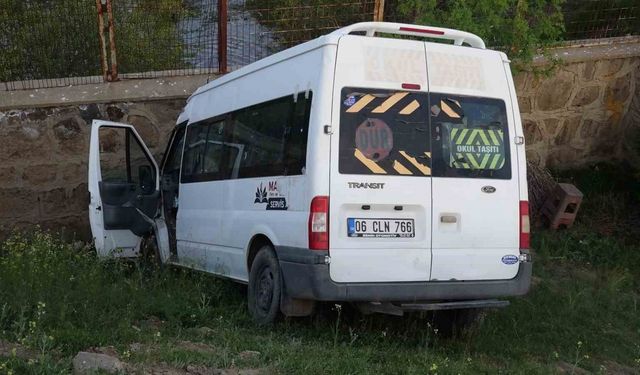 Erciş’te minibüs şarampole uçtu: 1 yaralı