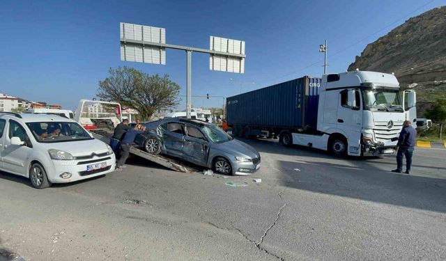 Erciş’te otomobille tır çarpıştı: 1 ölü, 2 yaralı