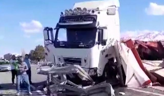 Erzincan - Erzurum karayolunda TIR devrildi, yol uzun süre ulaşıma kapandı