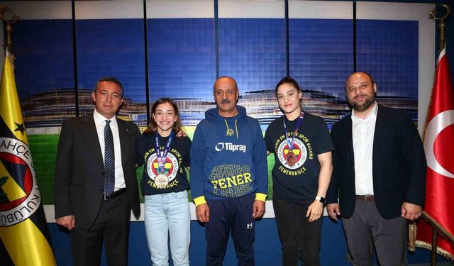 Fenerbahçe Başkanı Ali Koç, şampiyon boksörlerle bir araya geldi