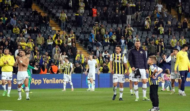 Fenerbahçe derbi galibiyetini taraftarıyla kutladı