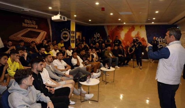 Fenerbahçe’de Başkan Ali Koç ve yönetim kurulu, futbol takımıyla bir araya geldi