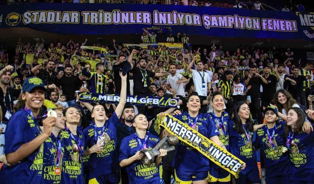 FIBA Kadınlar Euroleague’de şampiyon olan Fenerbahçe kupasını aldı