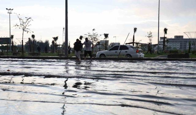 Fındık büyüklüğünde dolu yağdı, vatandaş aracının üzerini kilimle kapattı