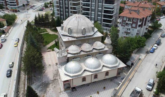 Fırtınada bir minaresi devrilen caminin diğer minaresinin kontrollü yıkımı tamamlandı