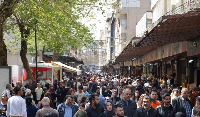 Gaziantep’te çarşı pazarda bayram yoğunluğu