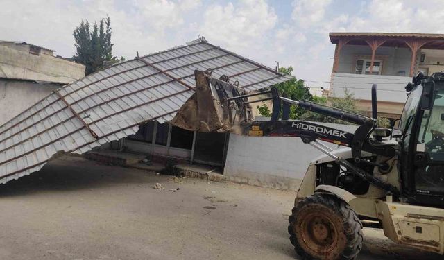 Gaziantep’te etkili olan rüzgar bir evin çatısını uçurdu