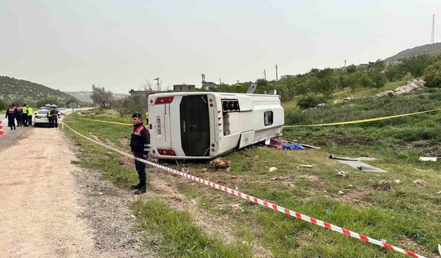 Gaziantep’te yolcu taşıyan midibüs devrildi: 1 ölü, 7 yaralı