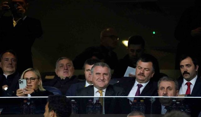 Gençlik ve Spor Bakanı Osman Aşkın Bak, Fenerbahçe - Olympiakos maçını tribünden takip etti