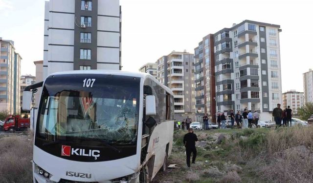 Hafif ticari araçla çarpışan işçi servisi tarlaya girdi: 1 ölü, 5 yaralı