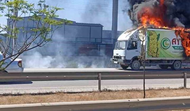 Hareket halindeki kamyonetin kasası yandı