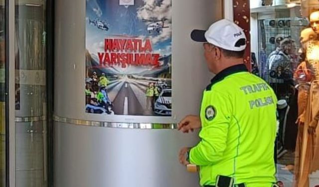 ‘Hayatla Yarışılmaz’ afişleri ile trafik güvenliğine dikkat çekildi