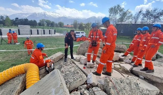 Hedef 100 bin Kişiye Depremde Arama ve Kurtarma Eğitimi