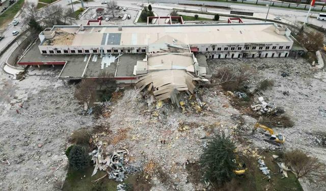 Hemen herkesin bir anısı vardı: Elazığ’da eski terminal binasının son anları havadan görüntülendi