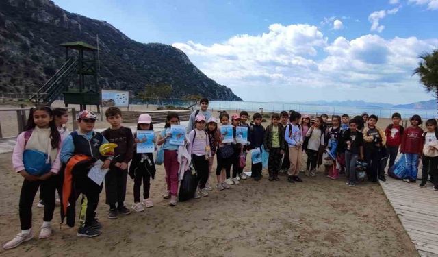 İlkokul öğrencilerinden kıyı temizliği