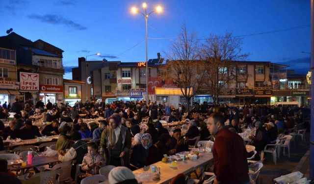 İmece usulü ile 3 bin kişilik iftar yaptılar