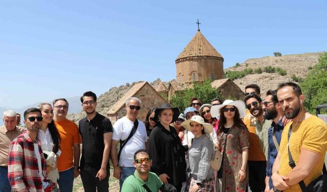 İranlı turizmciler Akdamar Adası’na hayran kaldı